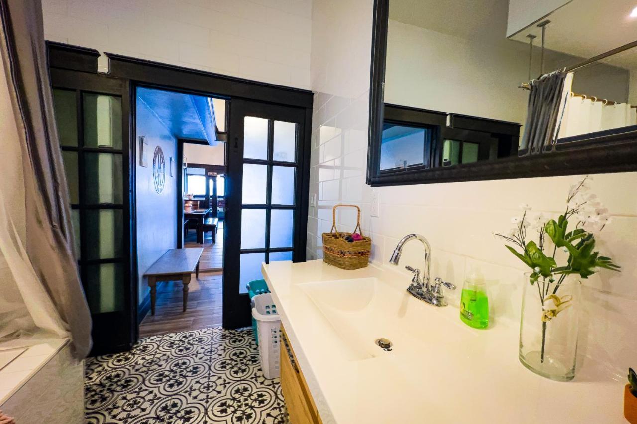 The Pub- 8Br Free Parking, Minutes From Falls & Casino Niagara Falls Bagian luar foto